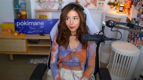 Pokimane Suffers Wardrobe Malfunction On Stream,。